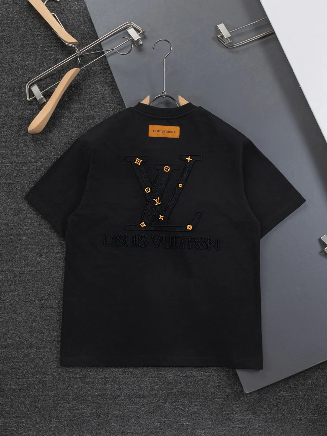 🅿️190 Louis Vuitton 1V LV micro-wide version S-XL LV 26ss New product counters are on the shelves at the same time Multiple craftsmanship Three-dimensional hollow gold dot letters embroidery on the chest🪡logo Large logo embroidery on the back hollow gold dot letters🪡logo Short-sleeved T-shirt Round neck short-sleeved T-shirt, the same style for men and women! Consigned to one-to-one creation. Synchronized with the official website, pure cotton fabrics at the counter! It is close to the skin and comfortable, durable and easy to wear. It has a classic and simple logo design and meticulous original craftsmanship. Short-sleeves, a must-have item for men, do not appear to be the same for the general public, but must be unique and eye-catching. This LV short-sleeve is all about quality, comfort, the same shape and fashion as always, including fabrics and cutting techniques. All of them have been made with great effort! 320 grams of washed pure cotton fabric, pure cotton is breathable, very refreshing and comfortable for daily wear. The rib knitting on the neckline is smooth and tight, and the neckline will not be skewed if you toss it at will. The loose version, you will find that it looks really good on the upper body. The overall is minimalist and neat, super versatile for daily use! Pair it casually with a pair of pants for a youthful look. A T-shirt will make your outfit crazy. It is a fashionable item that can never go wrong! Color: Black White Pink Size: S-XL Size chart: S: Shoulder width 50-Bust 56-Length 70 M: Shoulder width 52-Bust 57-Length 72 L: Shoulder width 54-Bust 59-Length 74 XL: Shoulder width 56-Bust 62-Length 76